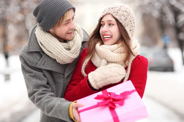 Erkek kadına sürpriz bir hediye veriyor.