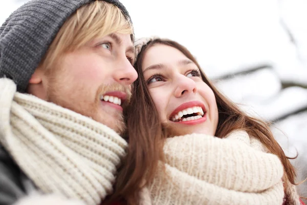 Jeune couple le jour d'hiver — Photo