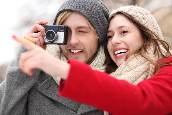 Paar mit Oldtimer-Kamera — Stockfoto
