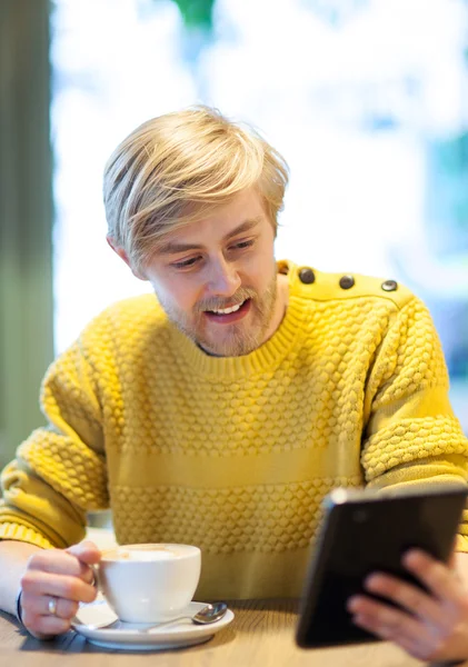 Hombre usando tableta digital en la cafetería —  Fotos de Stock