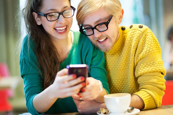 Mensajería de texto en pareja en la cafetería —  Fotos de Stock