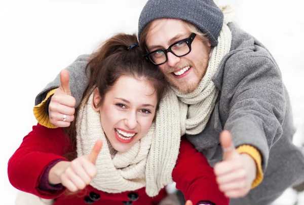 Coppia invernale con i pollici in su — Foto Stock