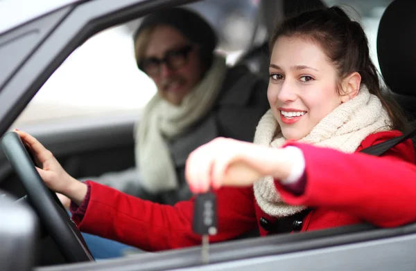 Junges Paar sitzt im Auto — Stockfoto