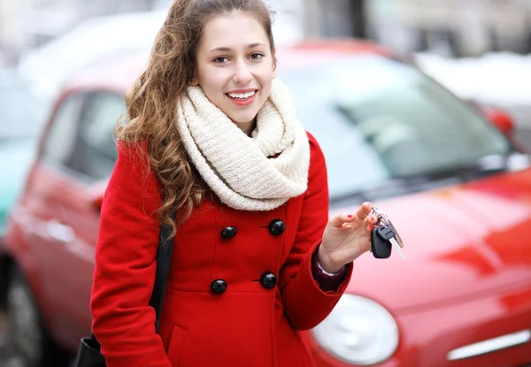 Jovem mulher mostrando chave do carro — Fotografia de Stock