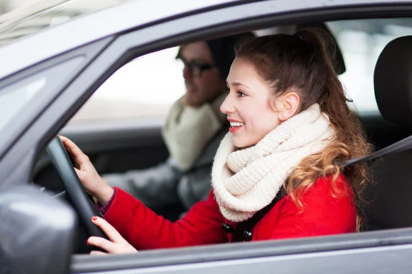 Pareja joven sentada en coche — Foto de Stock