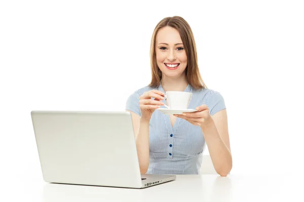 Vrouw zitten met een laptop — Stockfoto