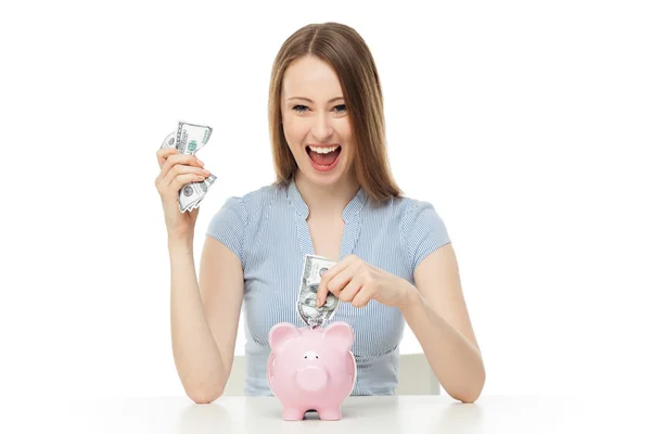 Mujer poniendo dinero en alcancía — Foto de Stock