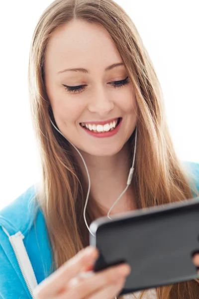 Adolescente femenina usando tableta digital — Foto de Stock