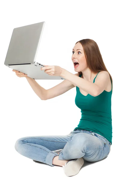 Mulher excitada com laptop — Fotografia de Stock