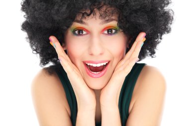 heyecanlı kadın Afro peruk takmış