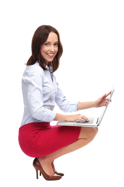 Affärskvinna crouching med laptop — Stockfoto