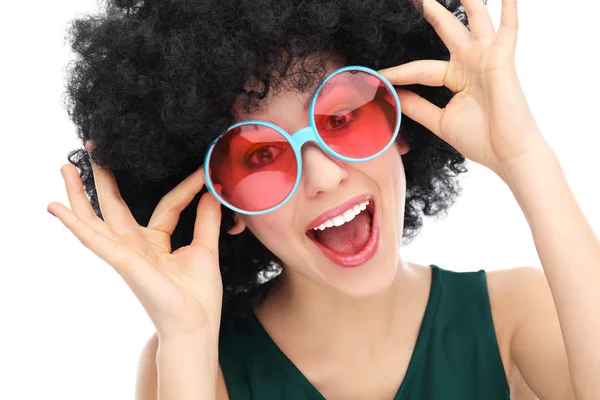 Mulher com afro preto e óculos de sol — Fotografia de Stock