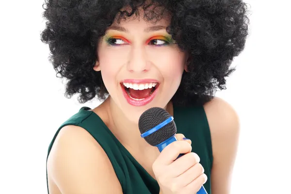 Mujer con peinado afro haciendo karaoke — Foto de Stock