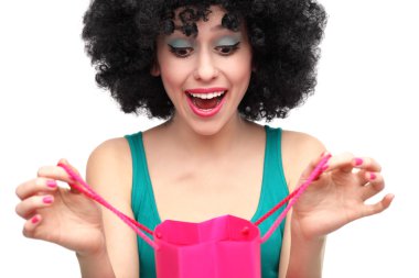 alışveriş çantası bakarak afro kadınla