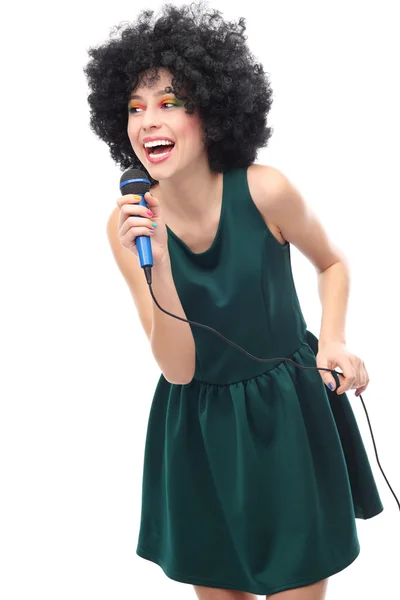 Donna con acconciatura afro facendo karaoke — Foto Stock