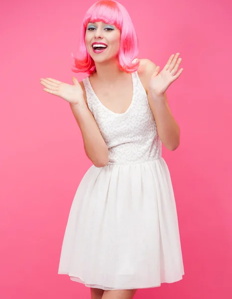 Hermosa mujer joven con el pelo rosa — Foto de Stock