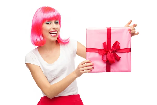 Mujer feliz sosteniendo regalo — Foto de Stock