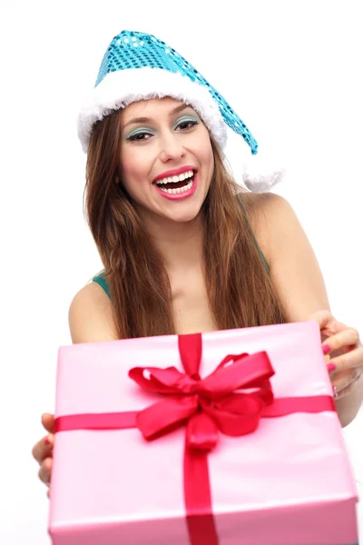 Žena v santa hat drží vánoční dárek — Stock fotografie