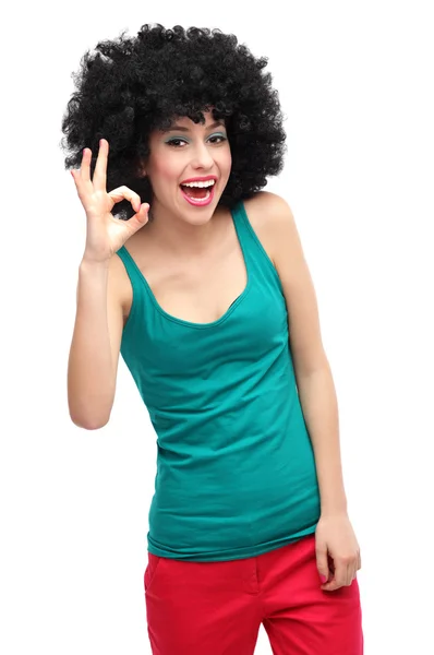 Mulher com afro mostrando sinal OK — Fotografia de Stock
