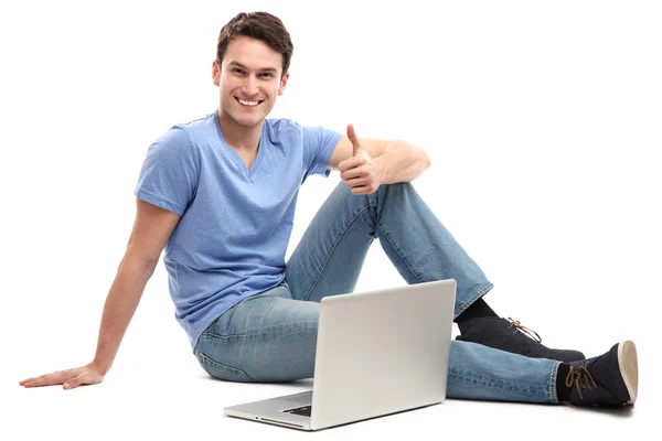 Jonge man met laptop — Stockfoto