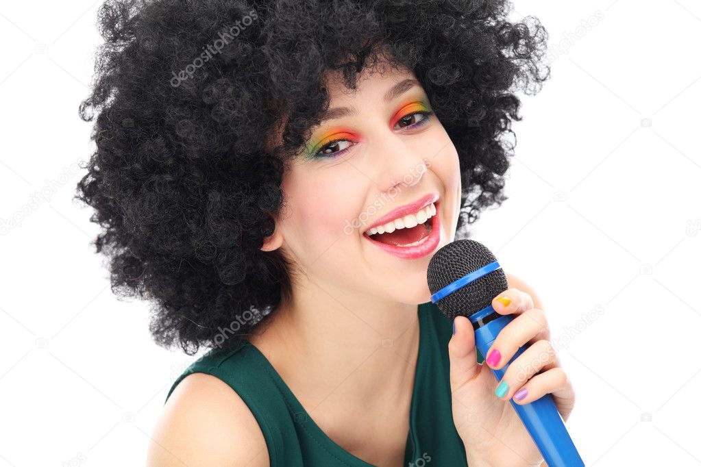カラオケ アフロのヘアスタイルを持つ女性 ストック写真 C Pikselstock カラオケ アフロのヘアスタイルを持つ女性 ストック写真 C Pikselstock