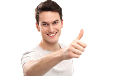 Genç adam başparmağını kaldırıyor.