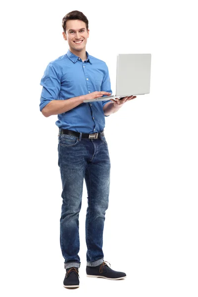 Jonge man met laptop — Stockfoto