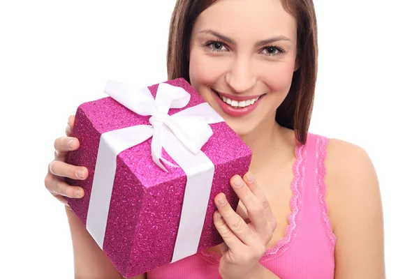 Mujer sonriente sosteniendo regalo —  Fotos de Stock