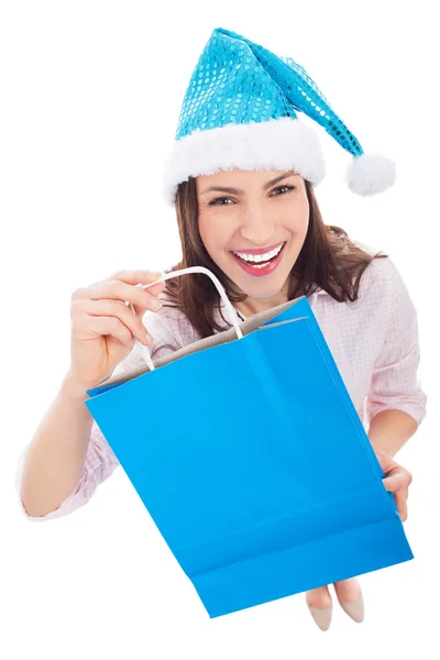 Mulher em Santa chapéu segurando saco de compras — Fotografia de Stock