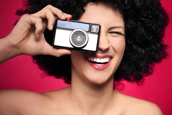Donna con fotocamera vintage — Foto Stock
