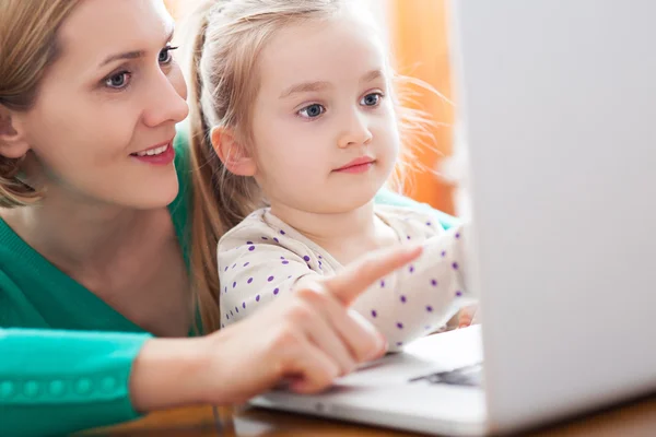 Madre e hija usando laptop —  Fotos de Stock