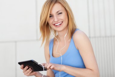 açık havada dijital tablet kullanan kadın