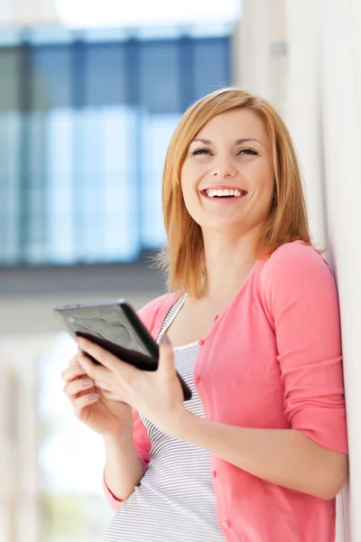 Mujer usando tableta digital al aire libre —  Fotos de Stock