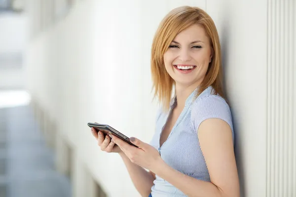 Mujer usando tableta digital al aire libre —  Fotos de Stock