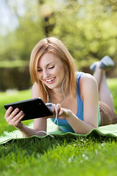 Femme utilisant une tablette numérique à l'extérieur — Photo