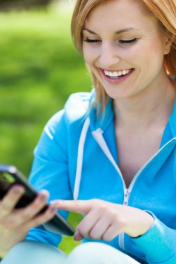 açık havada dijital tablet kullanan kadın