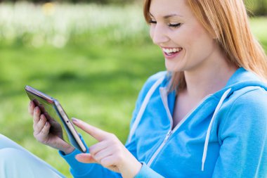 açık havada dijital tablet kullanan kadın