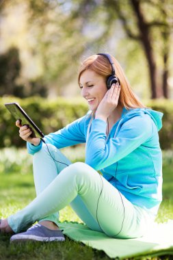 açık havada dijital tablet kullanan kadın