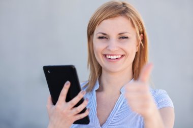 açık havada dijital tablet kullanan kadın