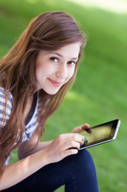 açık havada dijital tablet kullanan kadın