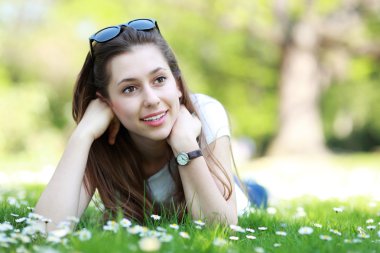 çimlerde uzanmış erkek