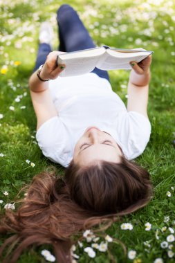 genç kadının okuma kitabı açık havada