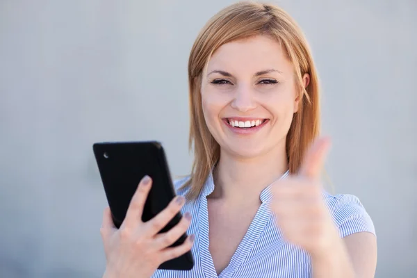 Vrouw met behulp van digitale tablet buitenshuis — Stockfoto