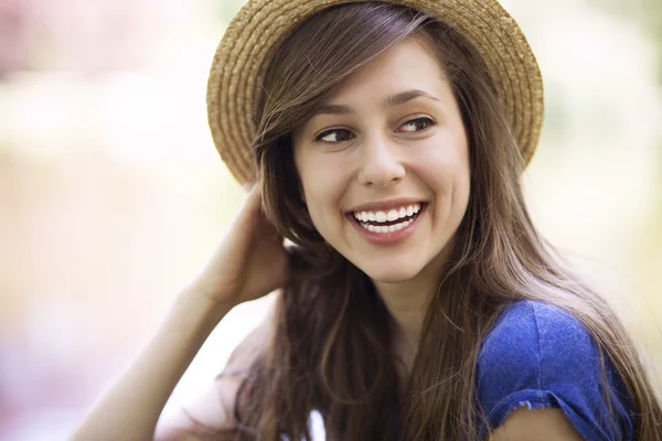 Jovem mulher atraente ao ar livre — Fotografia de Stock