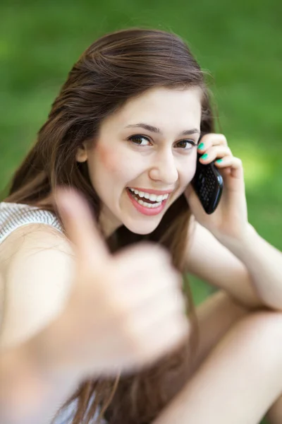 Mujer joven usando el teléfono móvil — Foto de Stock