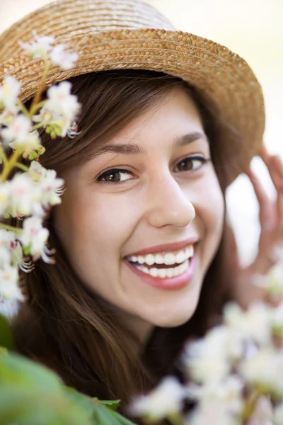 Lachende vrouw met bloeiende boom — Stockfoto