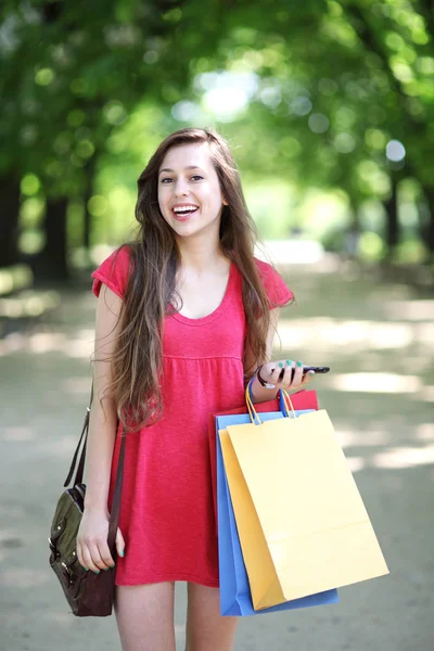 Mujer joven con bolsas de compras —  Fotos de Stock