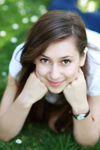 Vrouw liggen op het gras — Stockfoto