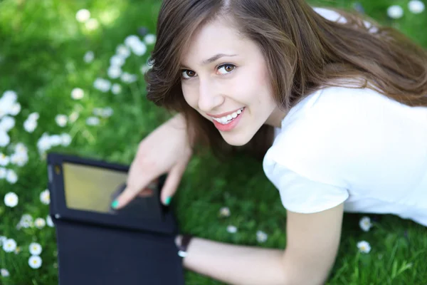 Vrouw met behulp van digitale tablet buitenshuis — Stockfoto