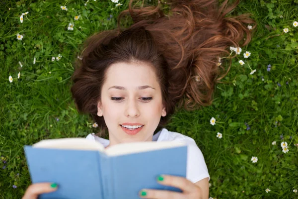 Jonge vrouw leesboek buitenshuis — Stockfoto